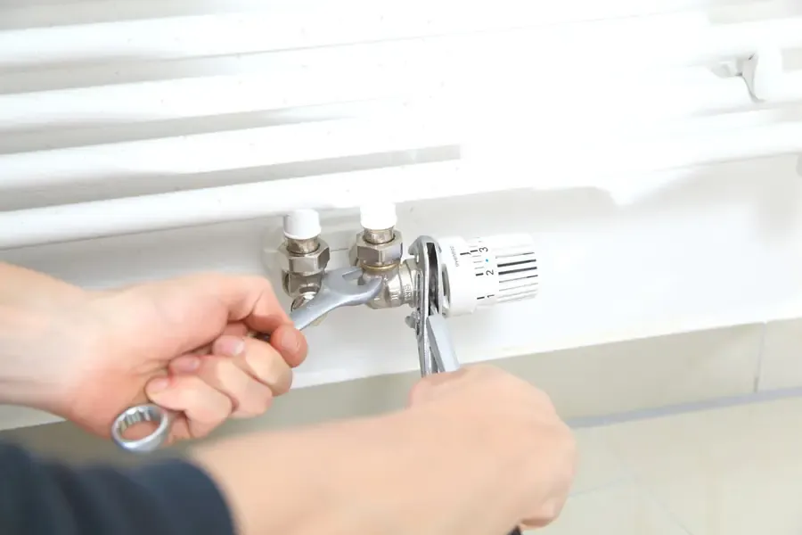 Installation d'une vanne de radiateur par un chauffagiste dans les Yvelines