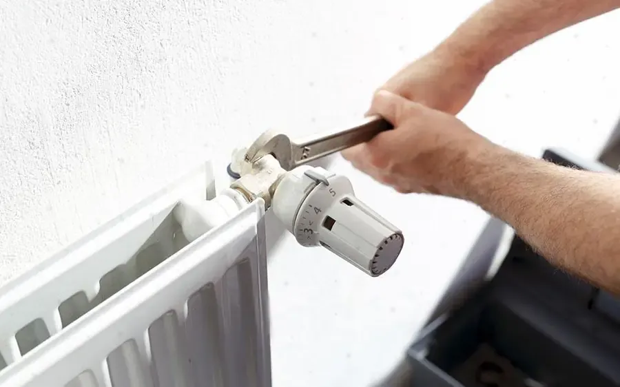 Entretien d'une vanne de radiateur lors d'une visite annuelle dans le 78